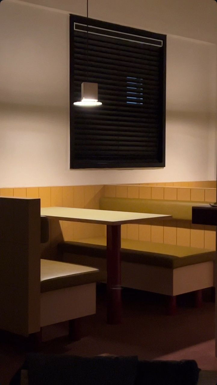 공간에 흐르는 음악과 달리 인테리어는 모던한 분위기로 조성됐다. / 출처: 어떤날 네이버지도 업체 등록 