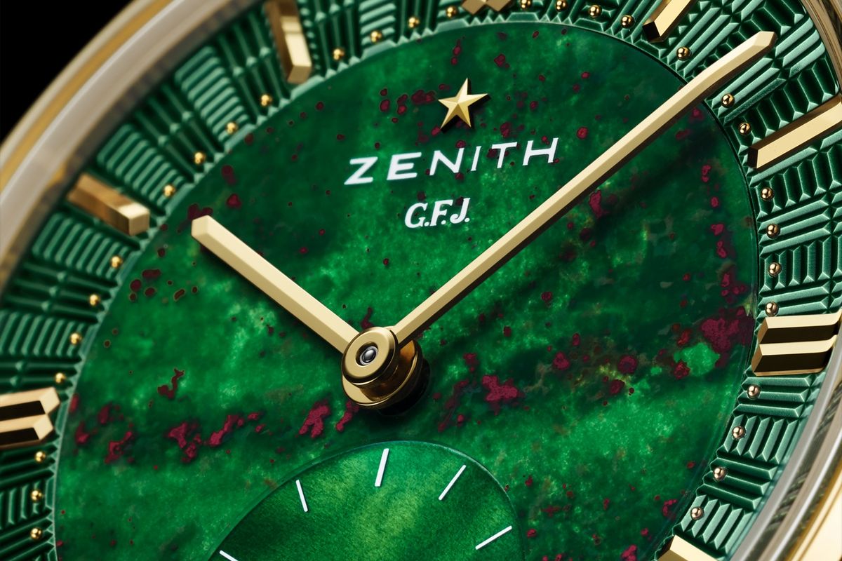 짙은 녹색 바탕에 붉은색 산화철 입자가 박혀 있어 저마다 유일무이한 표정을 지닌 블러드스톤 다이얼 / 이미지 출처: 제니스.