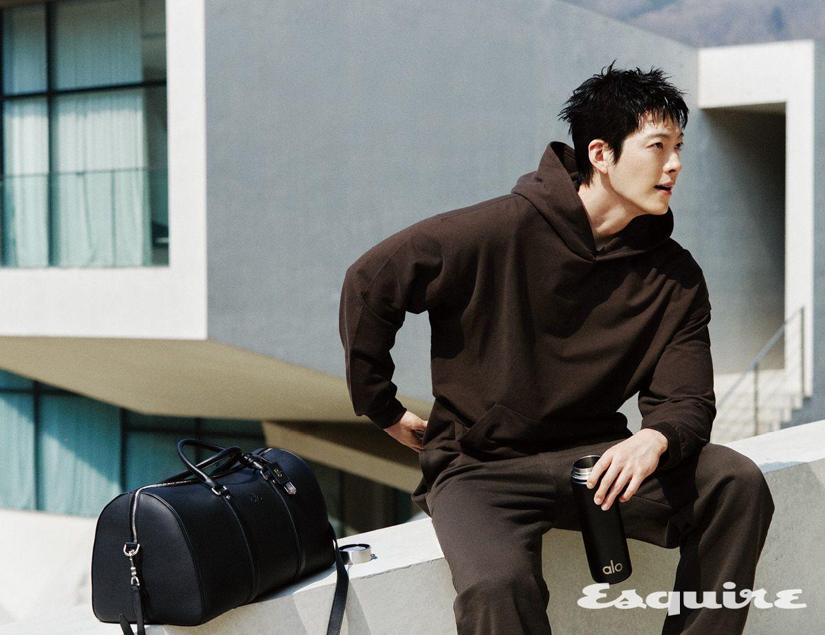 더블테이크 후디, 아콜레이드 스트레이트 레그 스웨트팬츠, 알로 보야지 더플백, 알로 인텐스 크리스털, 알로 워터 보틀 모두 알로.