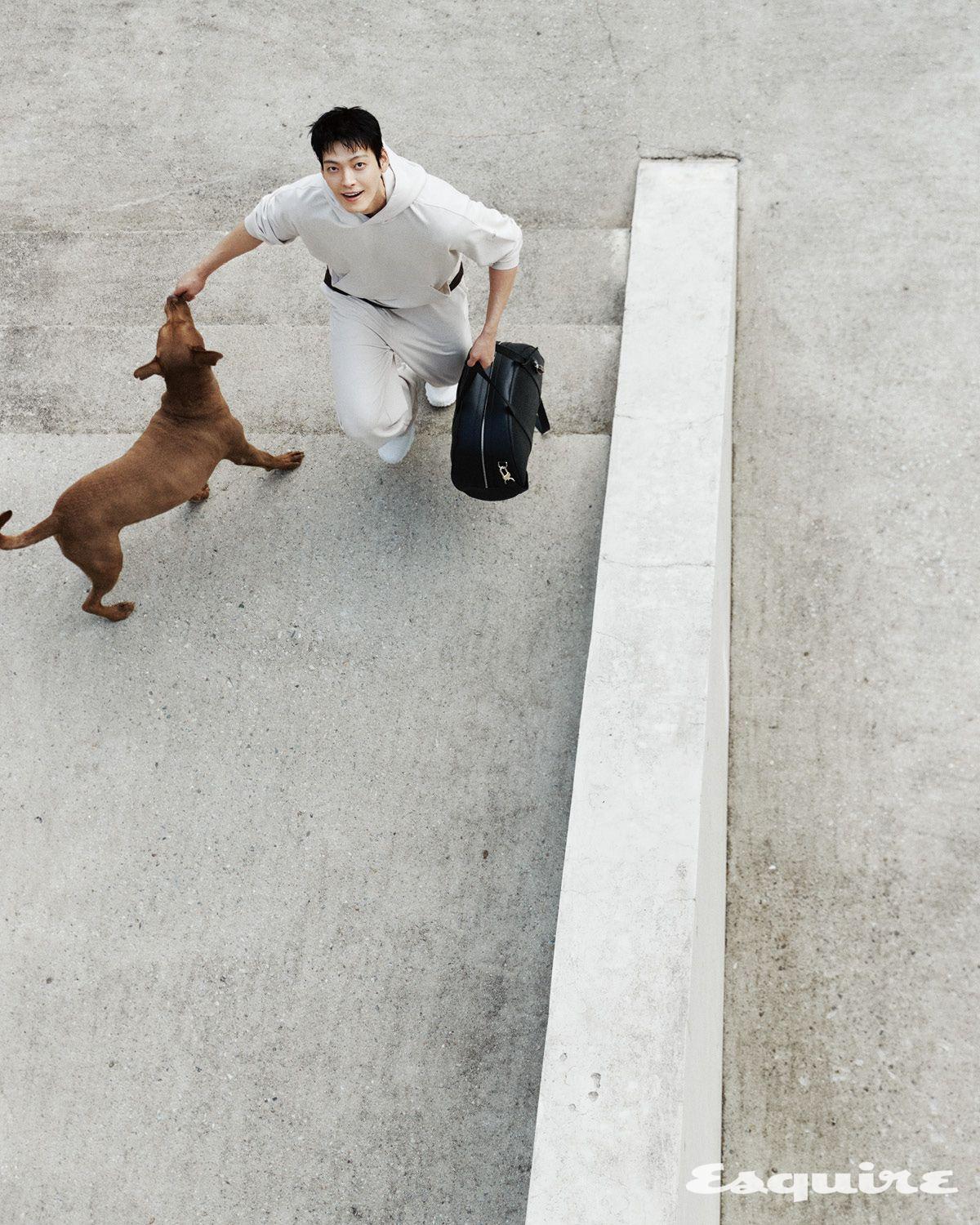 더블테이크 후디, 컨커 리폼 크루넥 쇼트 슬리브 티셔츠, 더블테이크 스트레이트 레그 팬츠, 알로 오디세이 백, 알로 인텐스 크리스털, 알로 트레일 스니커즈 모두 알로.