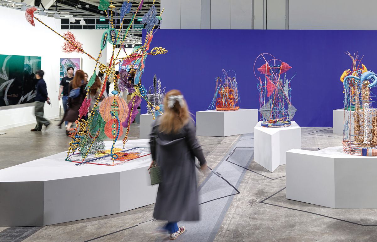 파라그 탄델(Parag Tandel), 인카운터스(Encounters) 섹터 전시 전경, 아트 바젤 홍콩 2026. 형형색색의 실과 와이어로 감싼 조각들이 아트 바젤 홍콩의 입구에서 우리를 맞이했다. 각각의 좌대는 콜리족이 사는 일곱 섬을 상징한다. © Courtesy of Art Basel