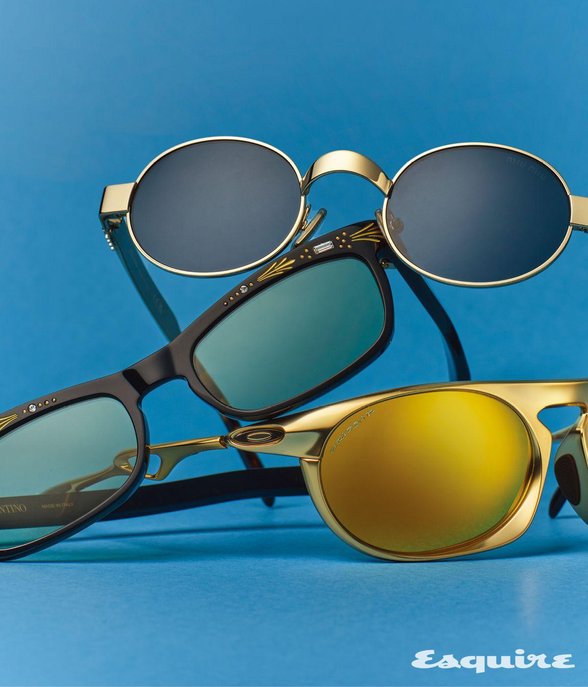 볼드한 메탈 브리지와 템플의 오벌 선글라스 67만1000원 미우미우 by 에실로룩소티카. 라인스톤 장식을 더한 스퀘어 선글라스 63만원 발렌티노 by 케어링 아이웨어. 프리즘 렌즈와 강렬한 새틴 골드 프레임의 네오 재킷 선글라스 42만6000원 오클리 by 에실로룩소티카.