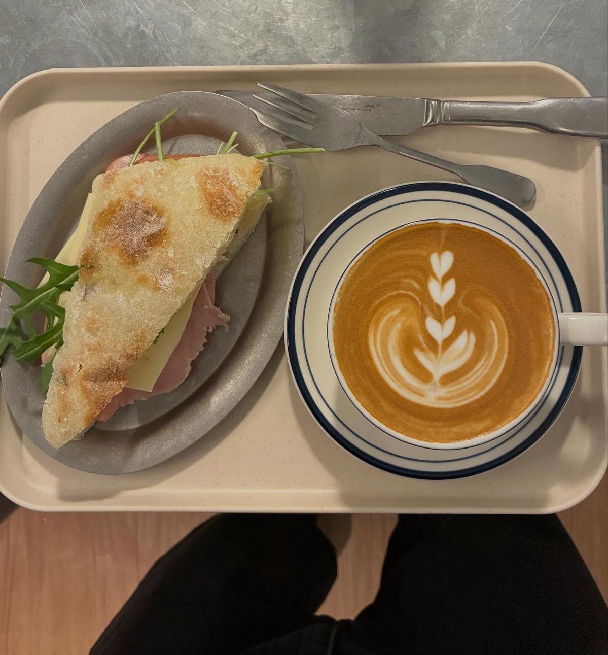 단짠의 정석 ‘바질 무화과 잠봉뵈르’는 아메리카노는 물론 라떼와도 잘 어울린다. / 출처: 일과 인스타그램