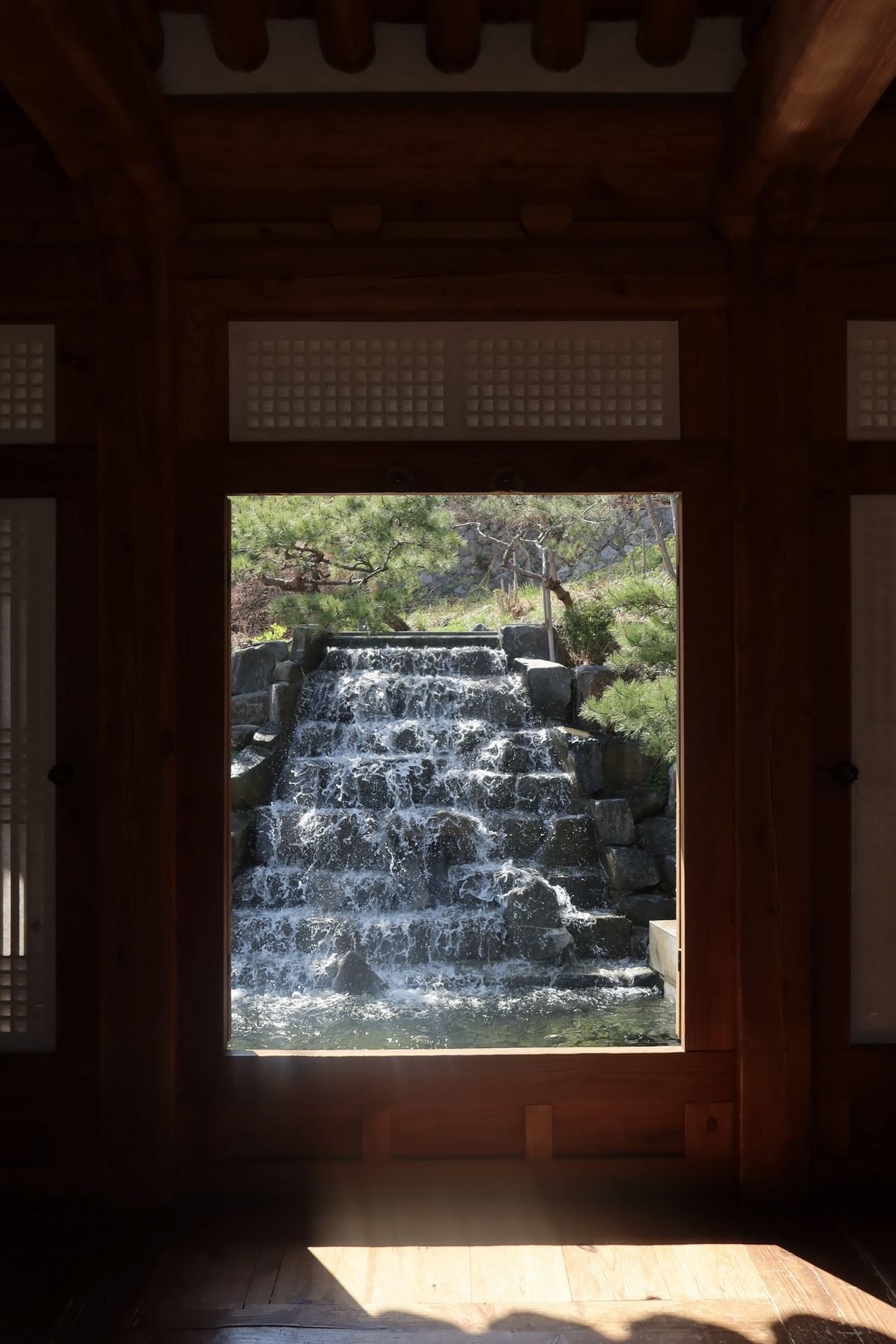 청운문학도서관의 한옥 창문 너머로 보이는 폭포 / 이미지 출처: 필자 촬영