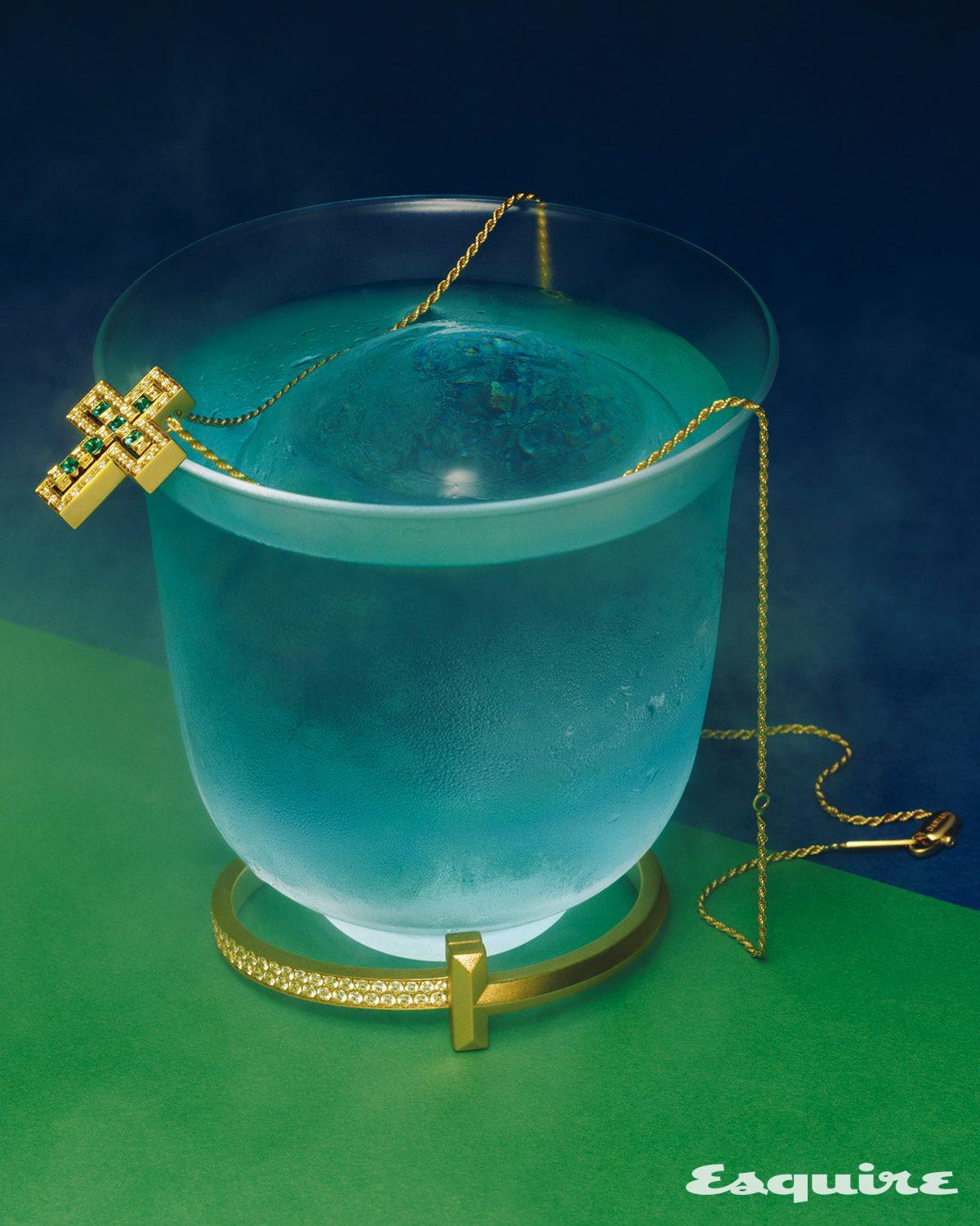 다이아몬드와 에메랄드가 세팅된 옐로 골드 벨 에포크 네크리스 가격 미정 다미아니. 옐로 골드에 라운드 브릴리언트 다이아몬드를 촘촘히 새겨 넣은 티파니 T1 와이드 하프 다이아몬드 힌지드 뱅글 가격 미정 티파니.