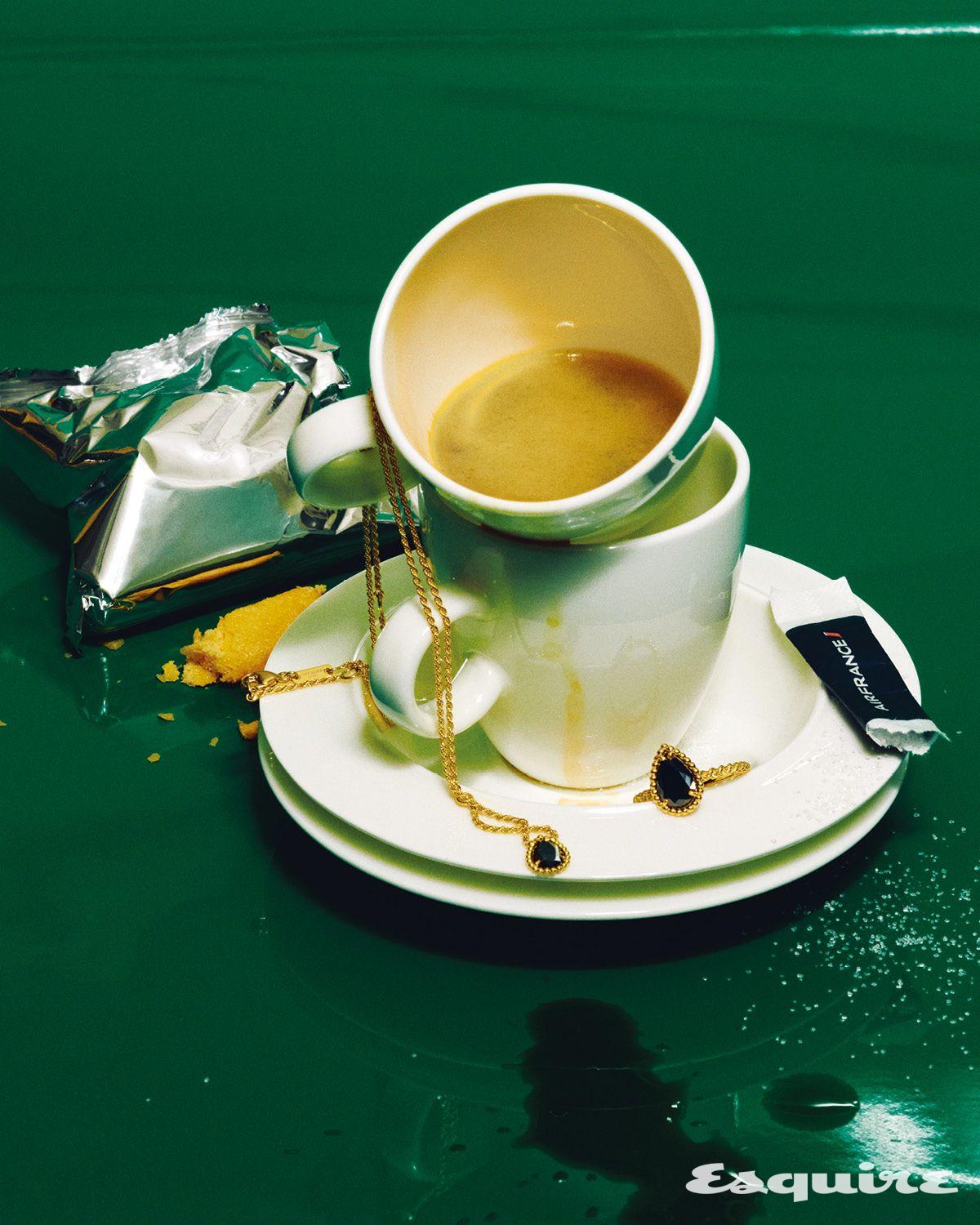 옐로 골드에 페어 컷 블랙 오닉스를 세팅한 쎄뻥 보헴 오닉스 엑스 스몰 펜던트 네크리스, 쎄뻥 보헴 오닉스 스몰 링 모두 가격 미정 부쉐론. 바베로 모카컵 & 소서 세트 2set/11만6000원 알레시 by 루밍.