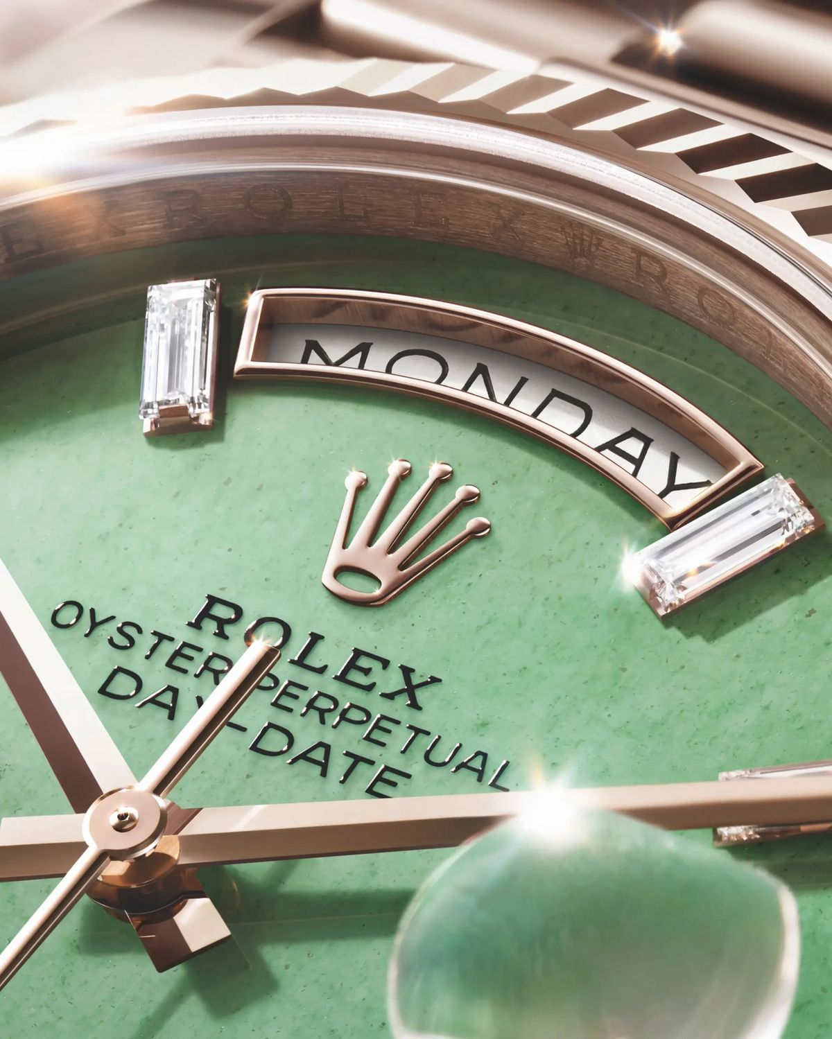 석영 내부의 미세한 광물이 빛을 반사하며 오묘한 생동감을 선사하는 그린 어벤추린 다이얼의 디테일 / 이미지 출처: 롤렉스.