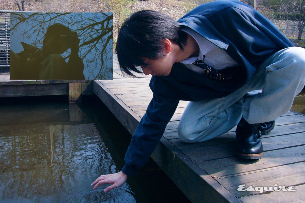 연못에서 물멍을 즐기는 플레어 유 립우.