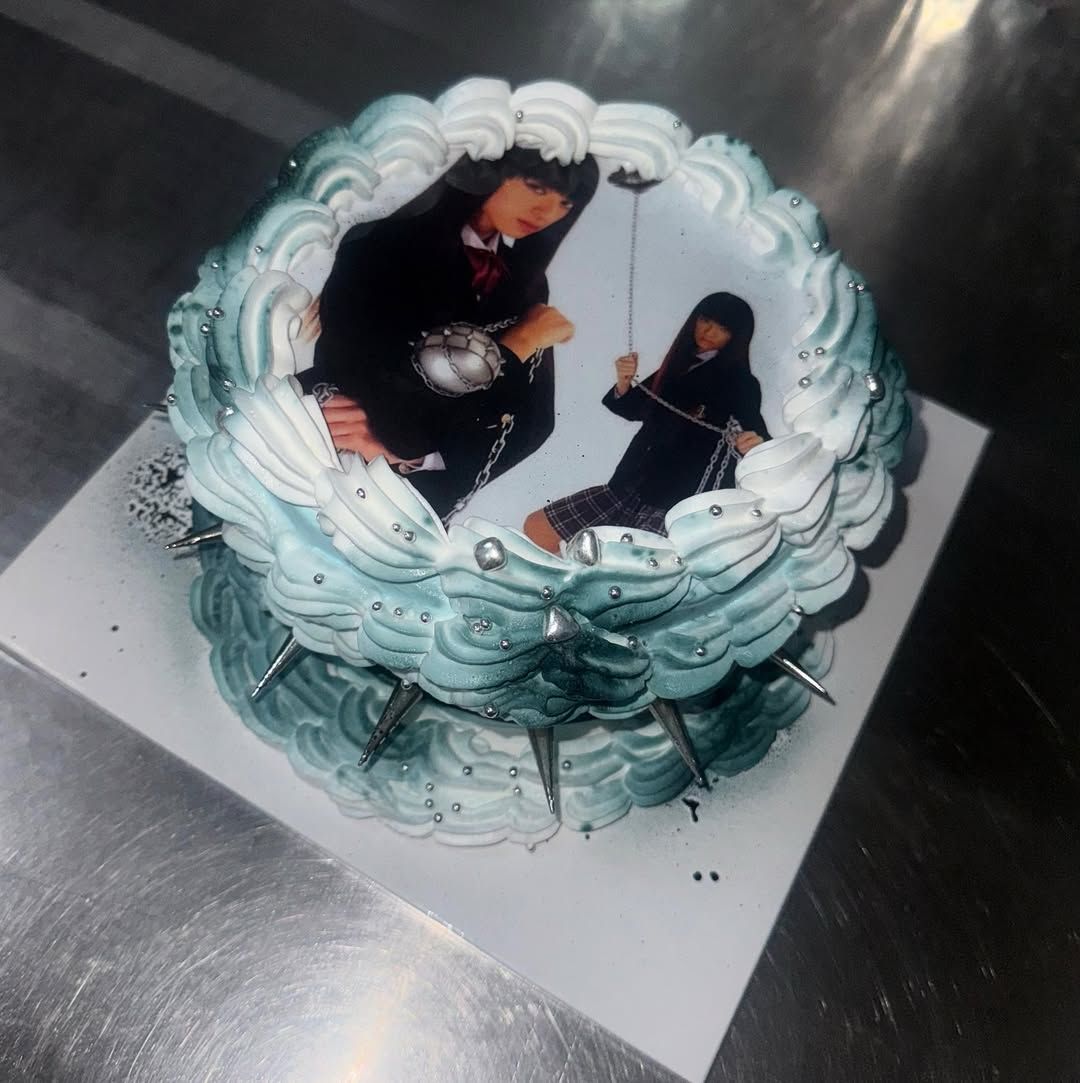 1990~2000년대를 풍미한 영화 캐릭터, 셀럽, 각종 밈 등을 활용한 디자인으로 젠지 감성을 극대화했다. / 출처: 젤리샷케이크 인스타그램