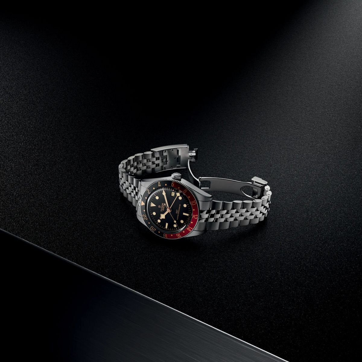 버건디와 블랙 컬러가 대비를 이루는 양방향 회전 베젤은 블랙 베이 58 GMT만의 고전적인 정체성을 드러낸다 / 이미지 출처 : 튜더 