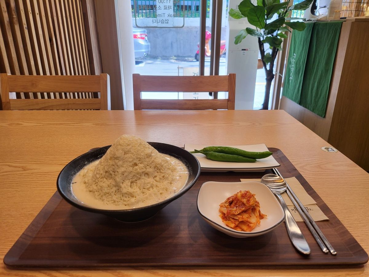 콩국수 위의 빙수는 콩물을 금속 드럼 냉각을 통해 얼려 영양파괴 없이 만들어진 것이다. / 출처: 빙수콩국수 네이버지도 업체 등록