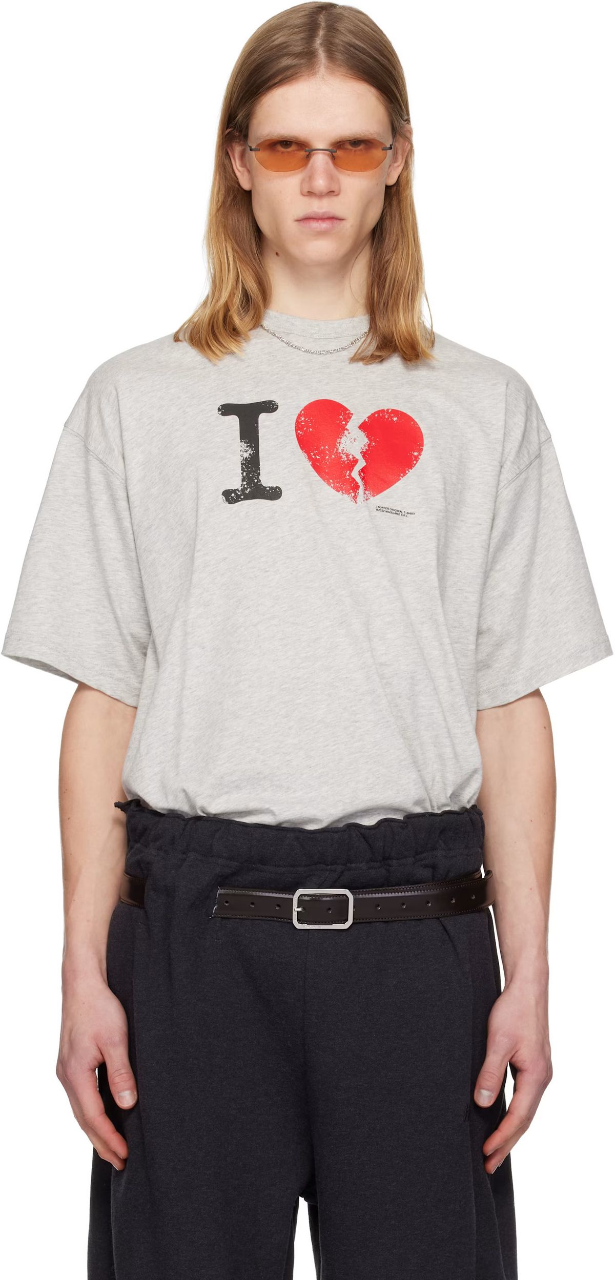 단조로운 코디에 포인트가 되는 빈티지한 그래픽 / 이미지 출처: SSENSE