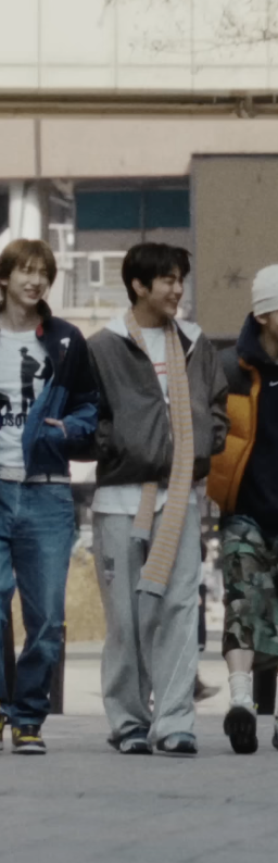 제이디드 런던의 ‘그레이 템포 몬스터 조거 팬츠’와 나이키의 ‘알파프로젝트 줌 세이즈믹’ 페블그레이 컬러를 선택한 건호 / 이미지 출처: 코르티스 ‘REDRED’ 뮤직비디오