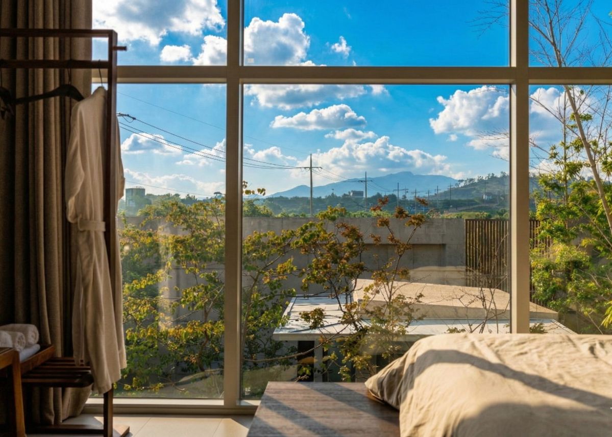 2층 침실의 넓은 통창으로 보이는 풍경이다. / 출처: 안도스테이 네이버지도 업체 등록