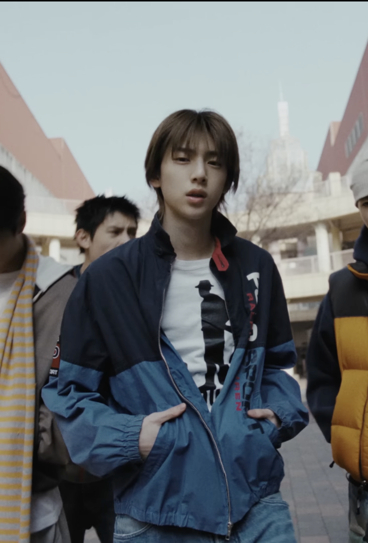 뮤비에서 빈티지 폴로 랄프 로렌 스포츠의 블루 올드스쿨 바람막이 재킷을 입은 주훈 / 이미지 출처: 코르티스 ‘REDRED’ 뮤직비디오