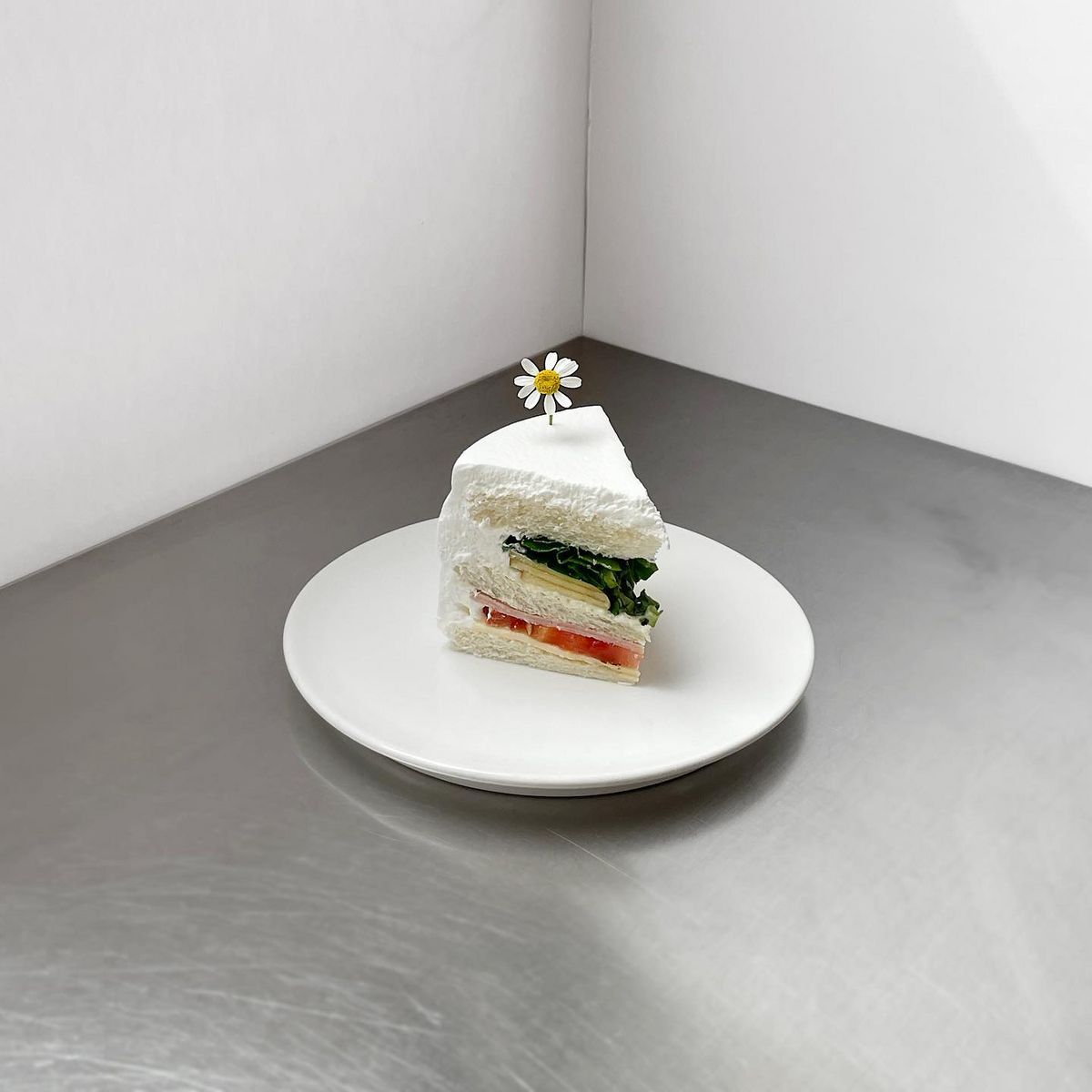 햄, 치즈, 토마토, 루콜라, 사과가 조화롭게 어우러져 한 끼 식사로 손색없다. / 출처: 무네이 카페 인스타그램