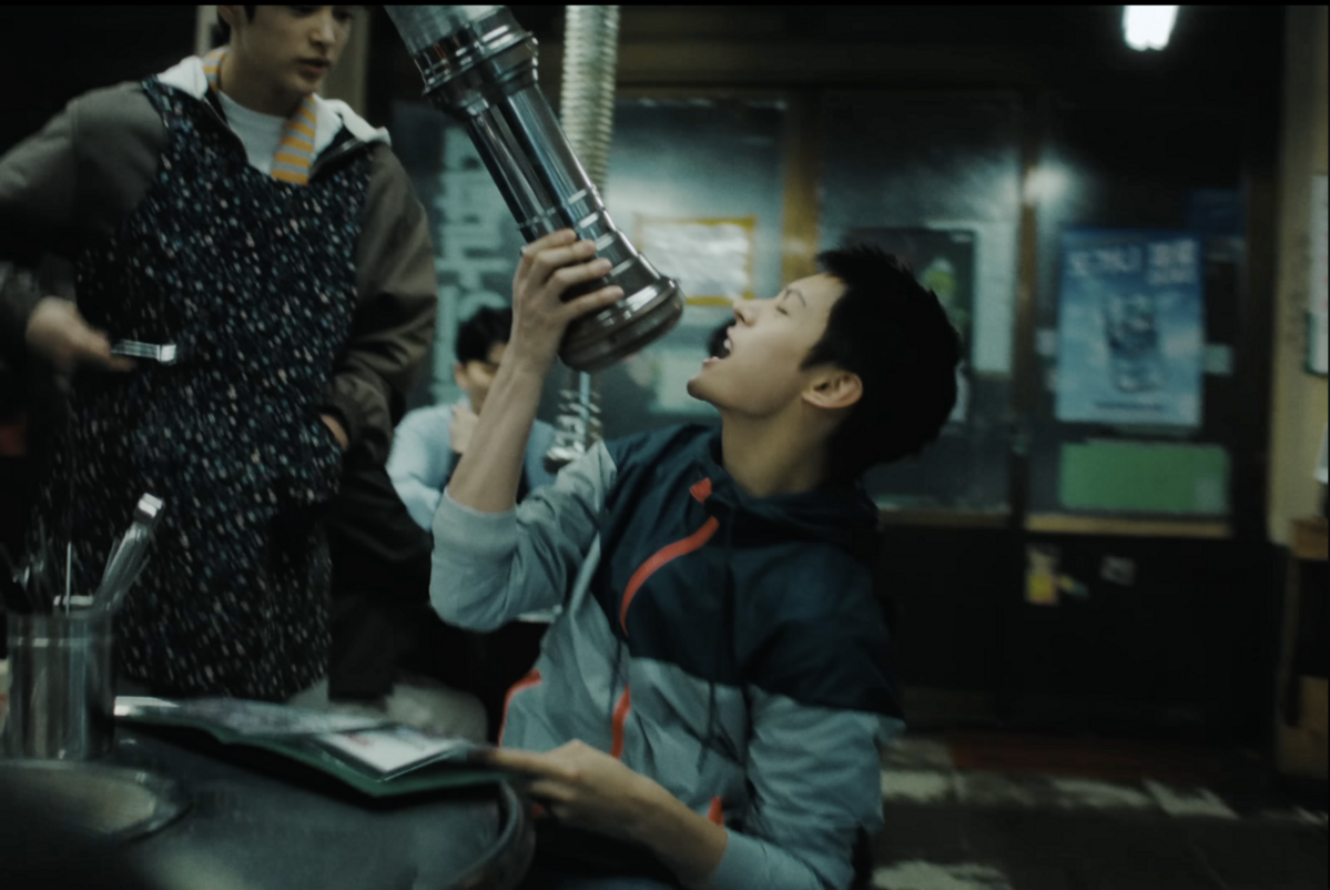 나이키의 아이코닉한 디자인의 바람막이로 꾸준히 사랑받고 있는 윈드 러너 / 이미지 출처: 코르티스 ‘REDRED’ 뮤직비디오