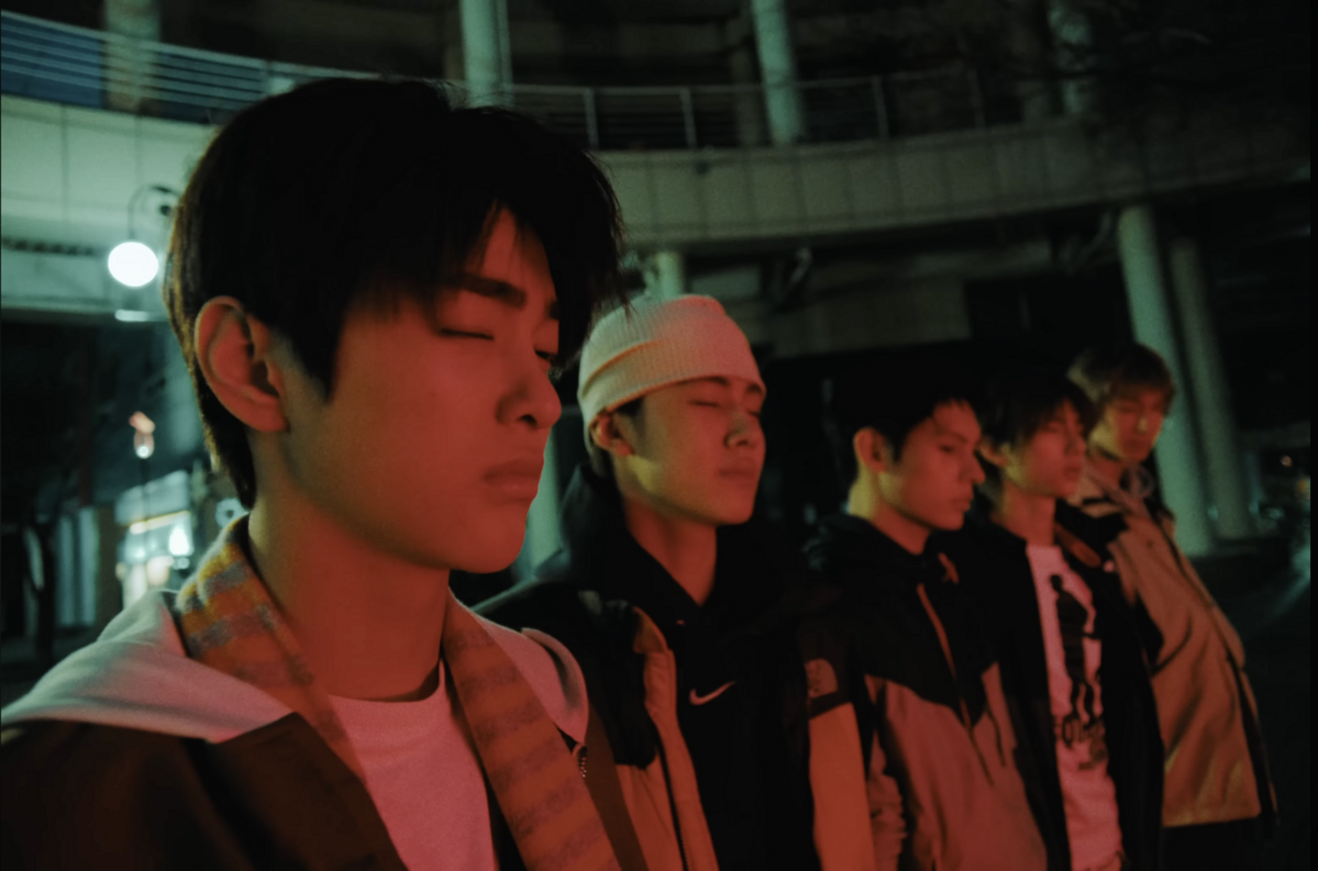 사회적 시선, 규범, 눈치를 상징하는 ‘RED’ / 이미지 출처: 코르티스 ‘REDRED’ 뮤직비디오