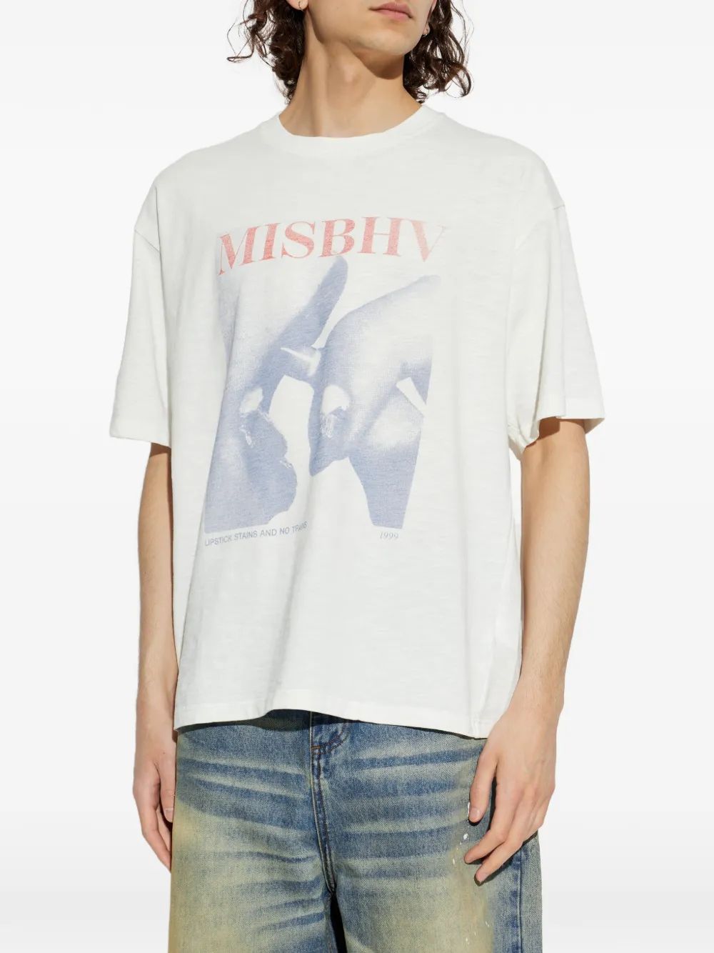 빛 바랜 빈티지 무드의 그래픽으로 포인트를 더한 미스비헤이브의 티셔츠 / 이미지 출처: 파페치