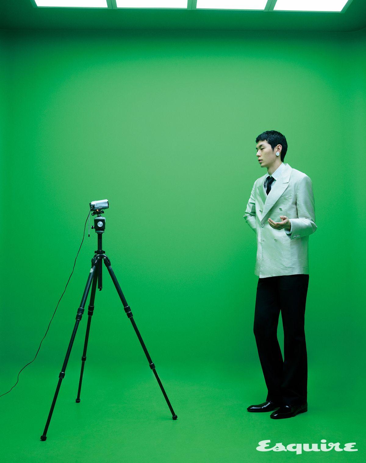 더블브레스티드 재킷, 셔츠 모두 가격 미정, 팬츠 170만원대 모두 발렌티노. 타이 31만원대 발렌티노 가라바니. 글레이즈드 레더 더비 슈즈 가격 미정 생 로랑 by 안토니 바카렐로. 화이트 에나멜 메탈 이어링 가격 미정 프라다.