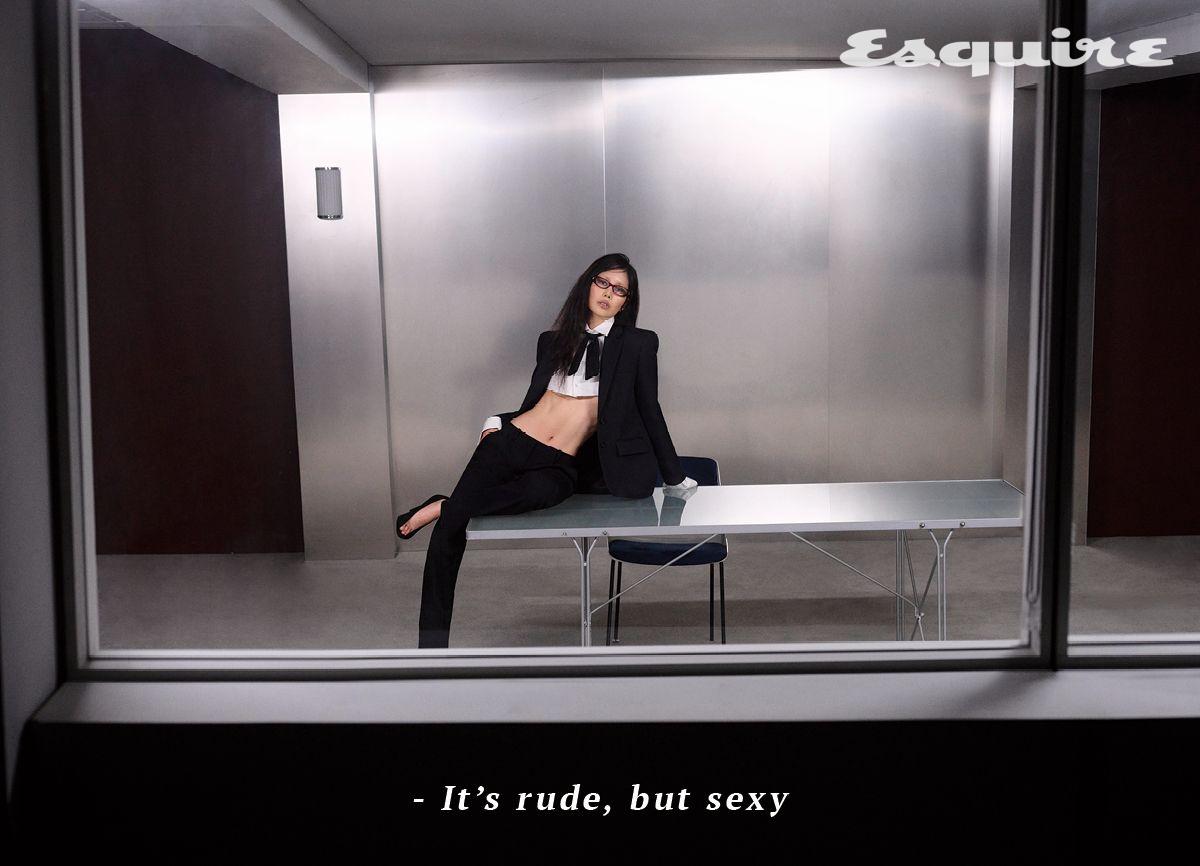 싱글브레스티드 재킷, 크롭트 플라스트론 셔츠, 팬츠, 보타이 모두 가격 미정 발렌시아가. 레벨레 펌프스 139만원 발렌티노 가라바니. 안경 56만2000원 미우미우 by 에실로룩소티카.