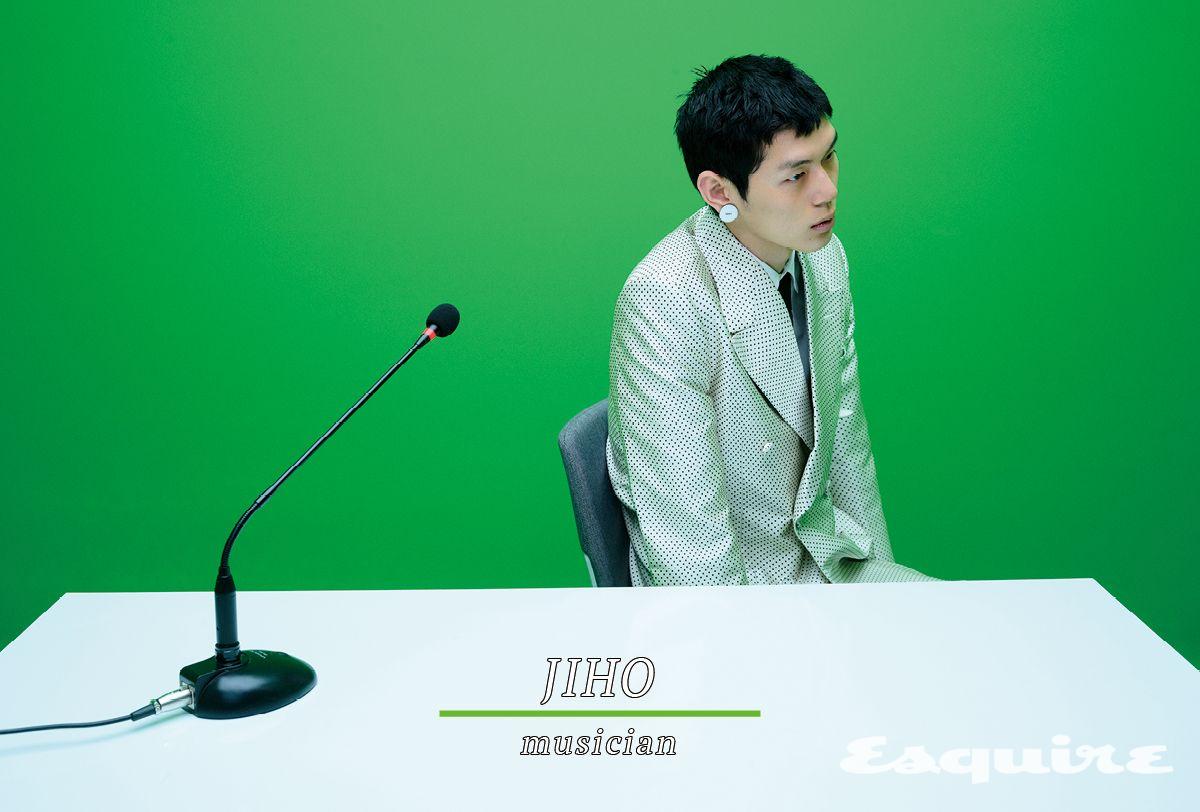 더블브레스티드 재킷, 셔츠 모두 가격 미정, 팬츠 170만원대 모두 발렌티노. 타이 31만원대 발렌티노 가라바니. 화이트 에나멜 메탈 이어링 가격 미정 프라다.