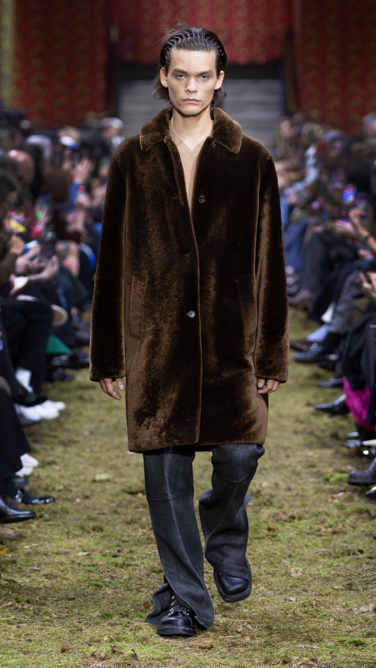 묵직한 스타일링에 일상적인 콤 헤어밴드를 더한 2026 FW 컬렉션 / 이미지 출처: 미우미우.