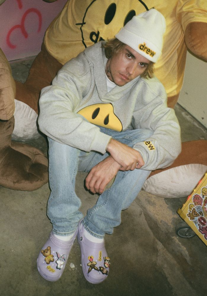 저스틴 비버의 브랜드 드류 하우스와 크록스가 콜라보했다. / 이미지 출처: 드류 하우스.