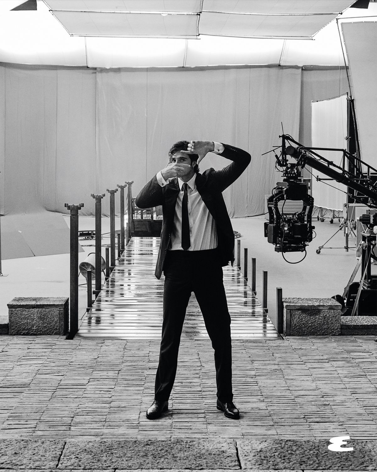 캠페인 촬영 중 담은 제이콥 엘로디의 비하인드 컷 / 이미지 출처: 샤넬