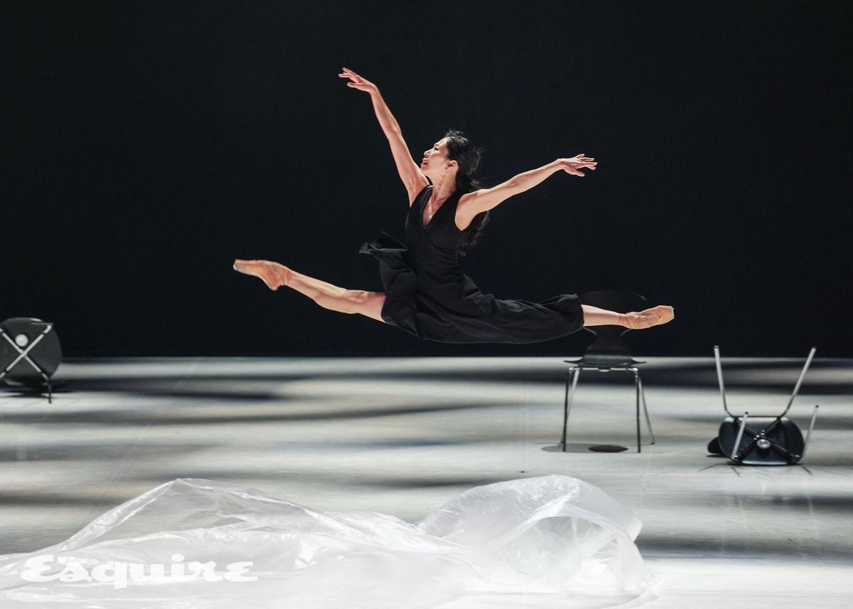 '햄릿'의 한 장면. 오필리아 역을 맡은 이민경의 그량 쥬떼. 