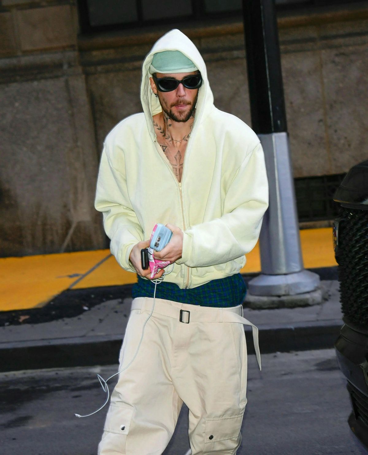 스카이라크의 후디 제품을 입고 거리를 나서는 저스틴 비버. / 이미지 출처: 게티 이미지. 