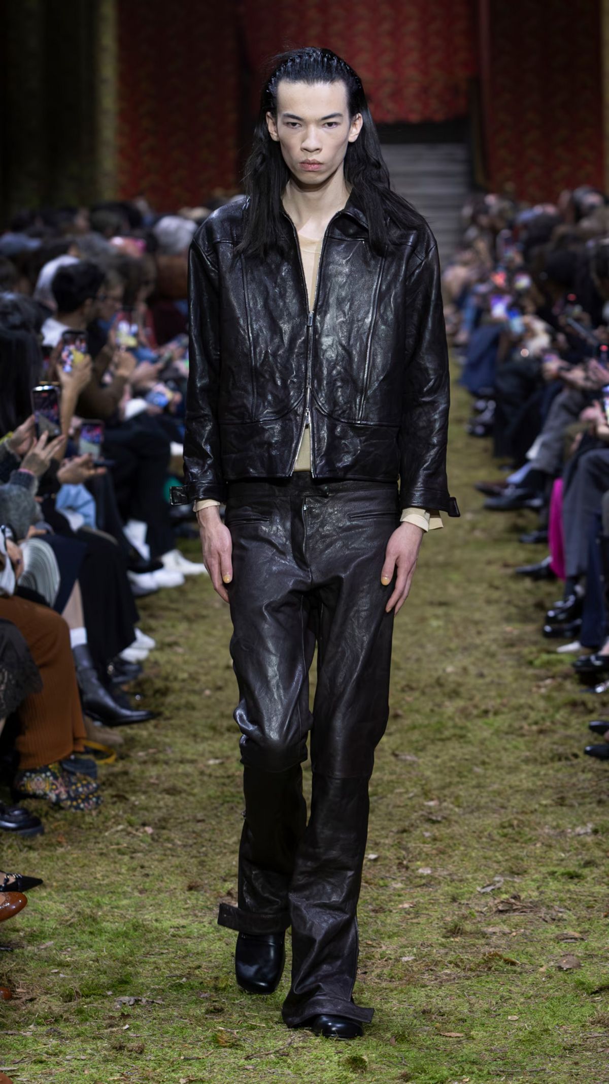 묵직한 스타일링에 일상적인 콤 헤어밴드를 더한 2026 FW 컬렉션 / 이미지 출처: 미우미우.