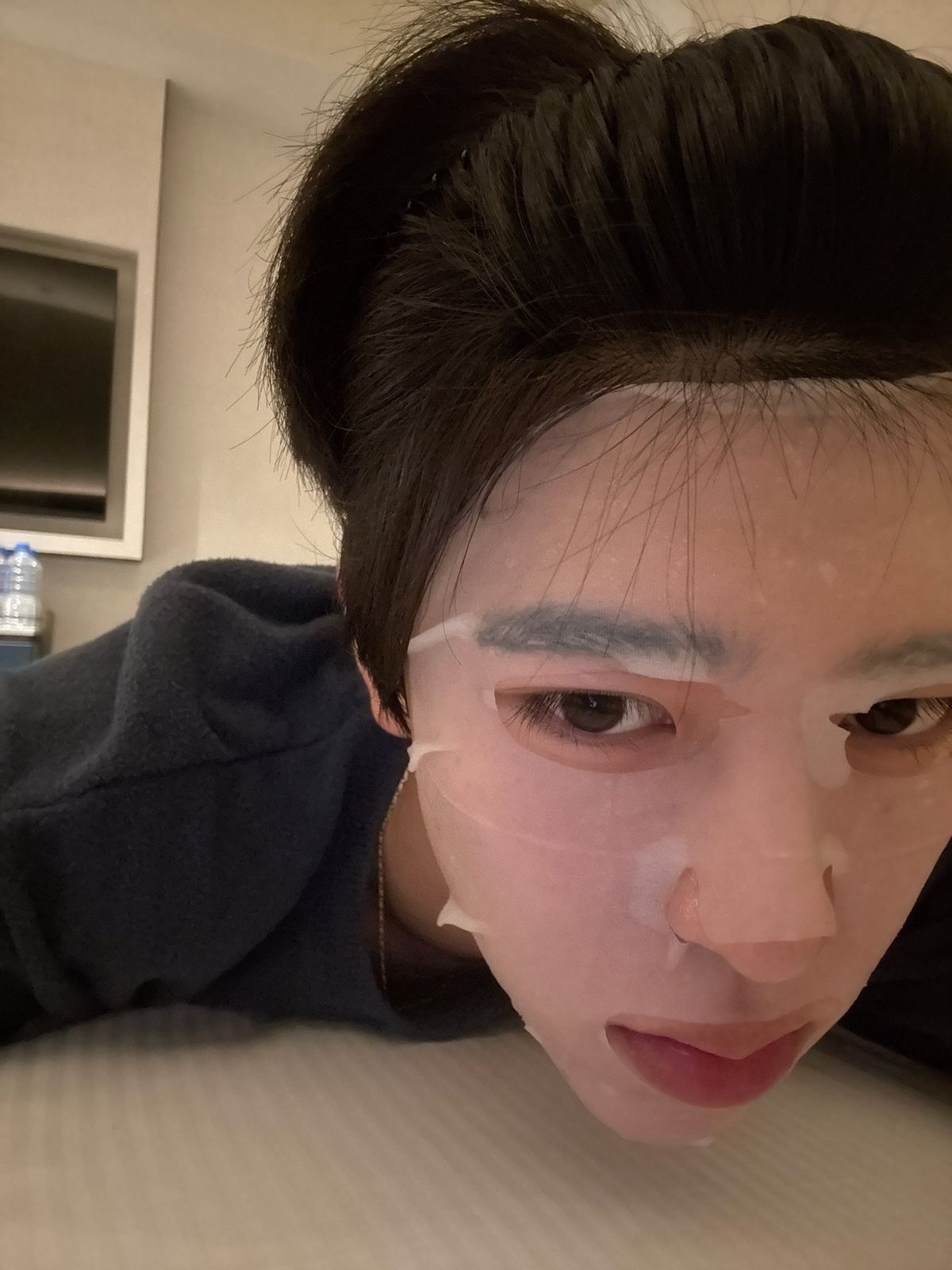 콤 헤어밴드를 착용한 셀럽들 / 이미지 출처: X.