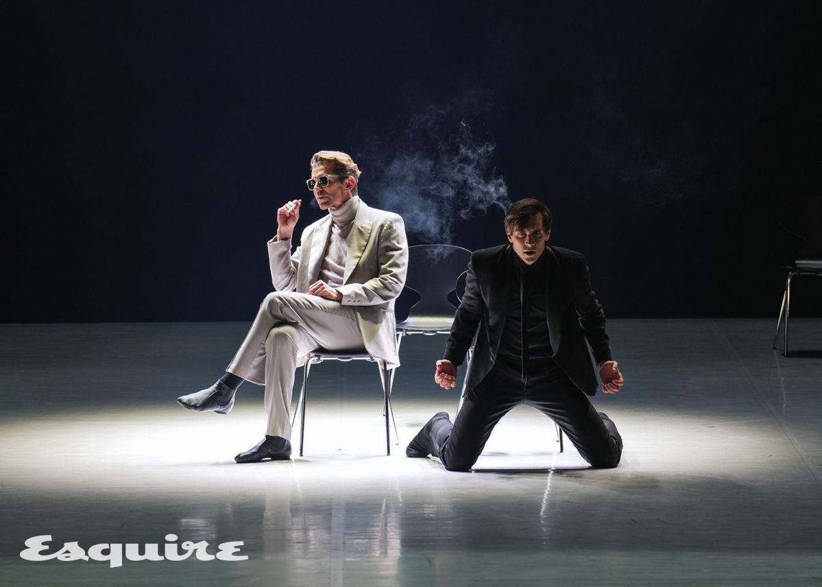 줄리앙 파브로(왼쪽)는 <햄릿>에서 죽은 왕의 유령 역을 맡았다. 