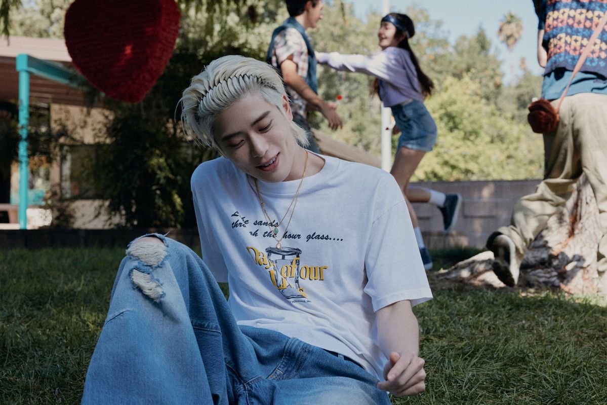 캐주얼한 화이트 티셔츠에 데님 스타일링에 콤 헤어밴드를 더한 재현의 티저 이미지 / 이미지 출처: 인스타그램(@nct).