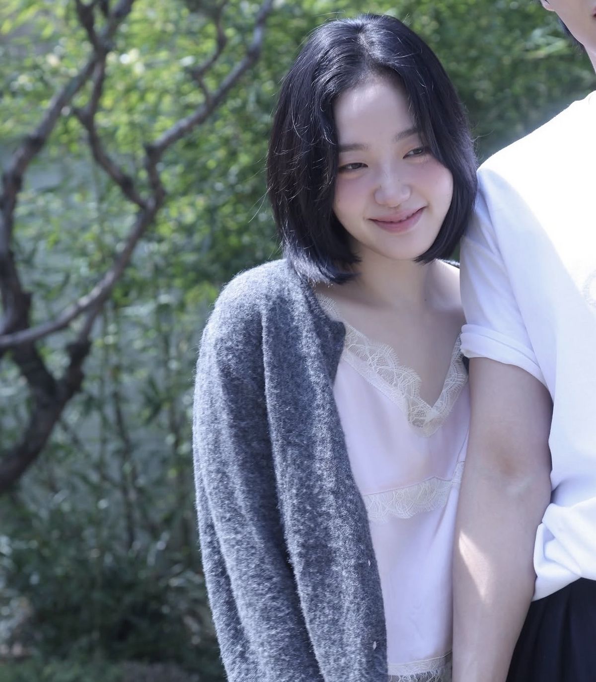 과한 장식 없이 담백한 피부와 은근한 생기를 살린 김고은 메이크업 / 이미지 출처: 김고은 인스타그램 @ggonekim 