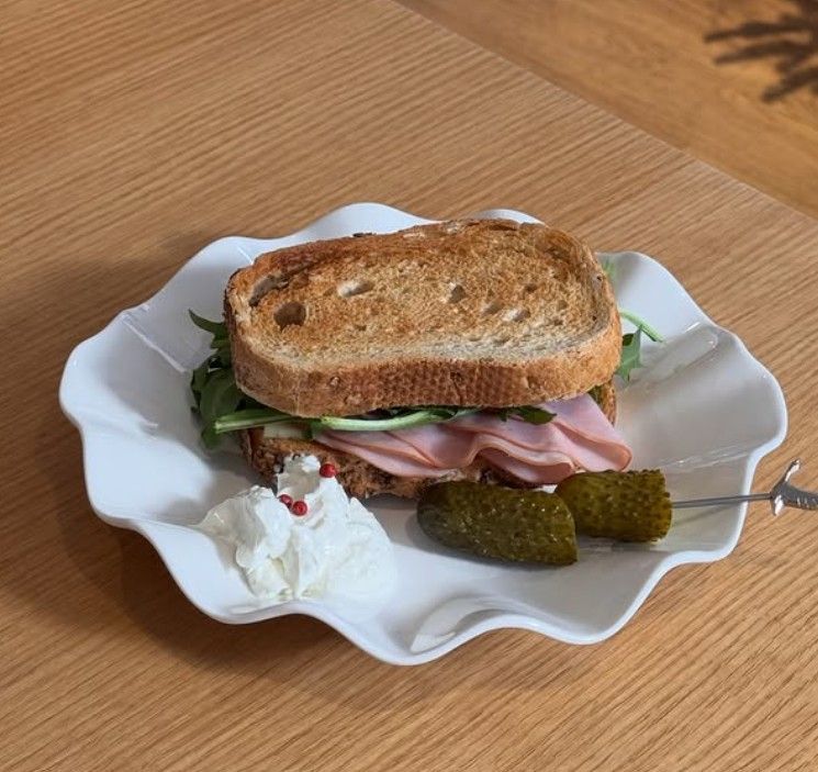 직접 만든 바질 페스트가 들어간 바질 페스토 샌드위치다. / 출처: 퍼치 네이버 플레이스