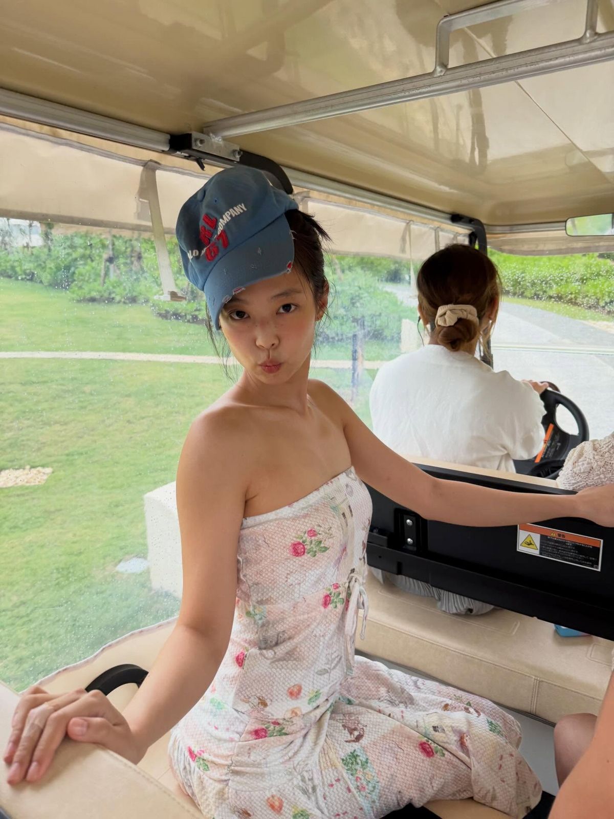 펀프롬펀(fun from fun) 튜브 탑과 스커트를 착용한 제니 / 이미지 출처: 인스타그램 @jennierubyjane