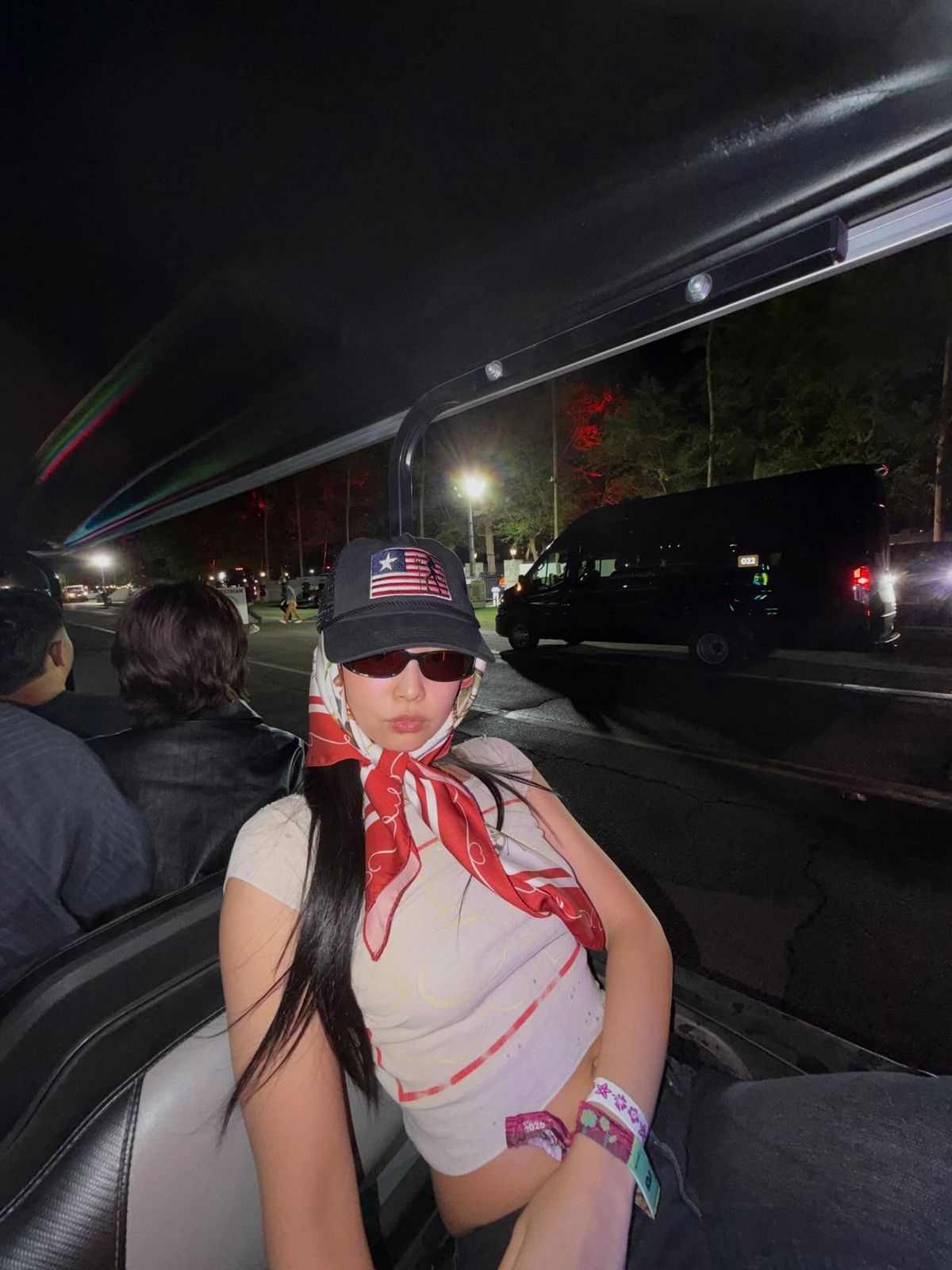 투머치택스(toomuchtax) 스카프를 착용한 제니 / 이미지 출처: 인스타그램 @jennierubyjane