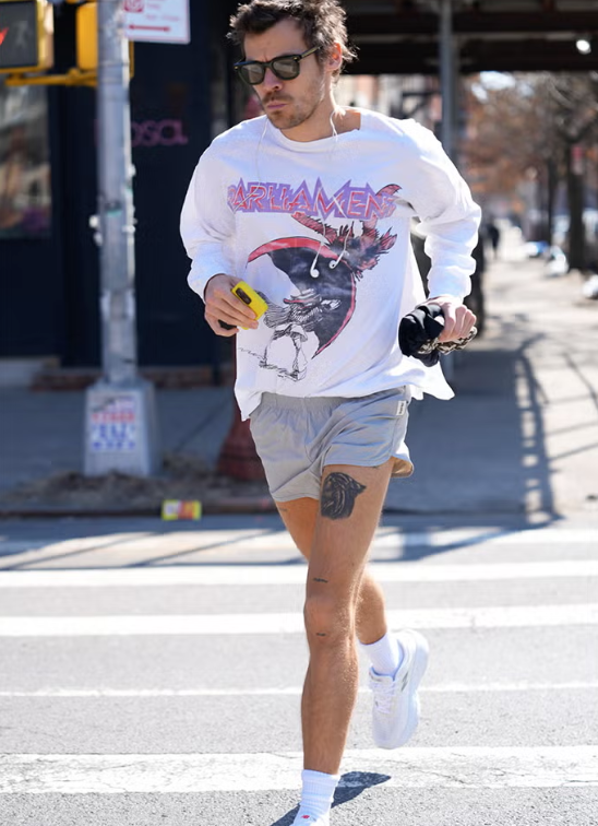 러닝할 때 자주 포착 되는 해리 스타일스. 그레이 쇼츠에 화이트 그래픽 티셔츠를 매칭했다. / 출처: getty images