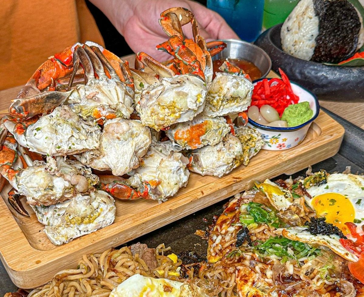 각 테이블에 설치된 철판에 올려 두고 먹으면 끝까지 따뜻하게 즐길 수 있다. / 출처: 끌 잠실새내역점 네이버지도 업체 등록