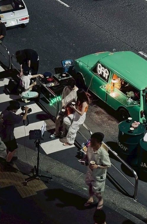 리스닝 미니바 미도리는 우연한 발견과 즉흥적 만남을 만들어낸다. / 출처: 미도리 인스타그램