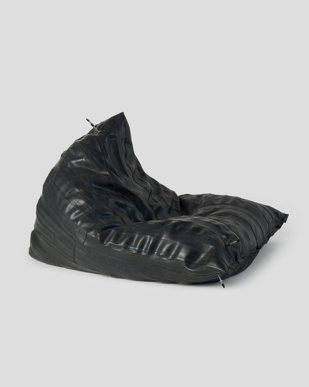 타이어로 만든 소파 / 이미지 출처: @hardworkup