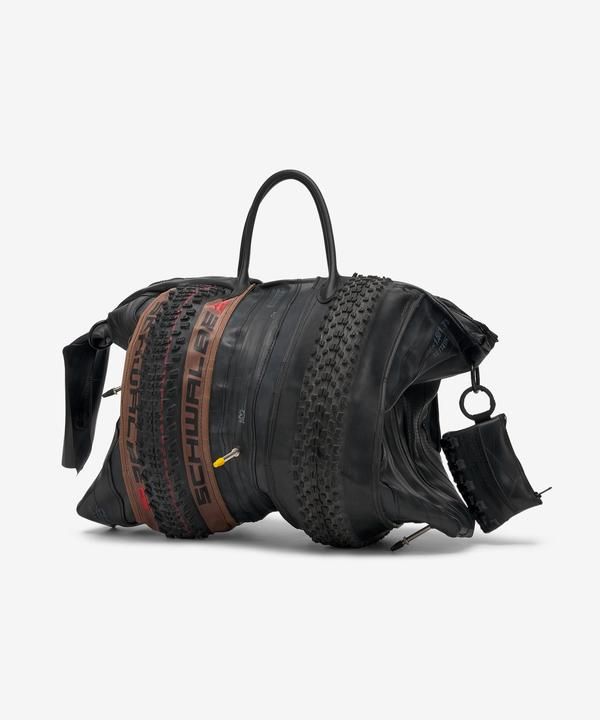 타이어로 만든 가방 / 이미지 출처: @hardworkup