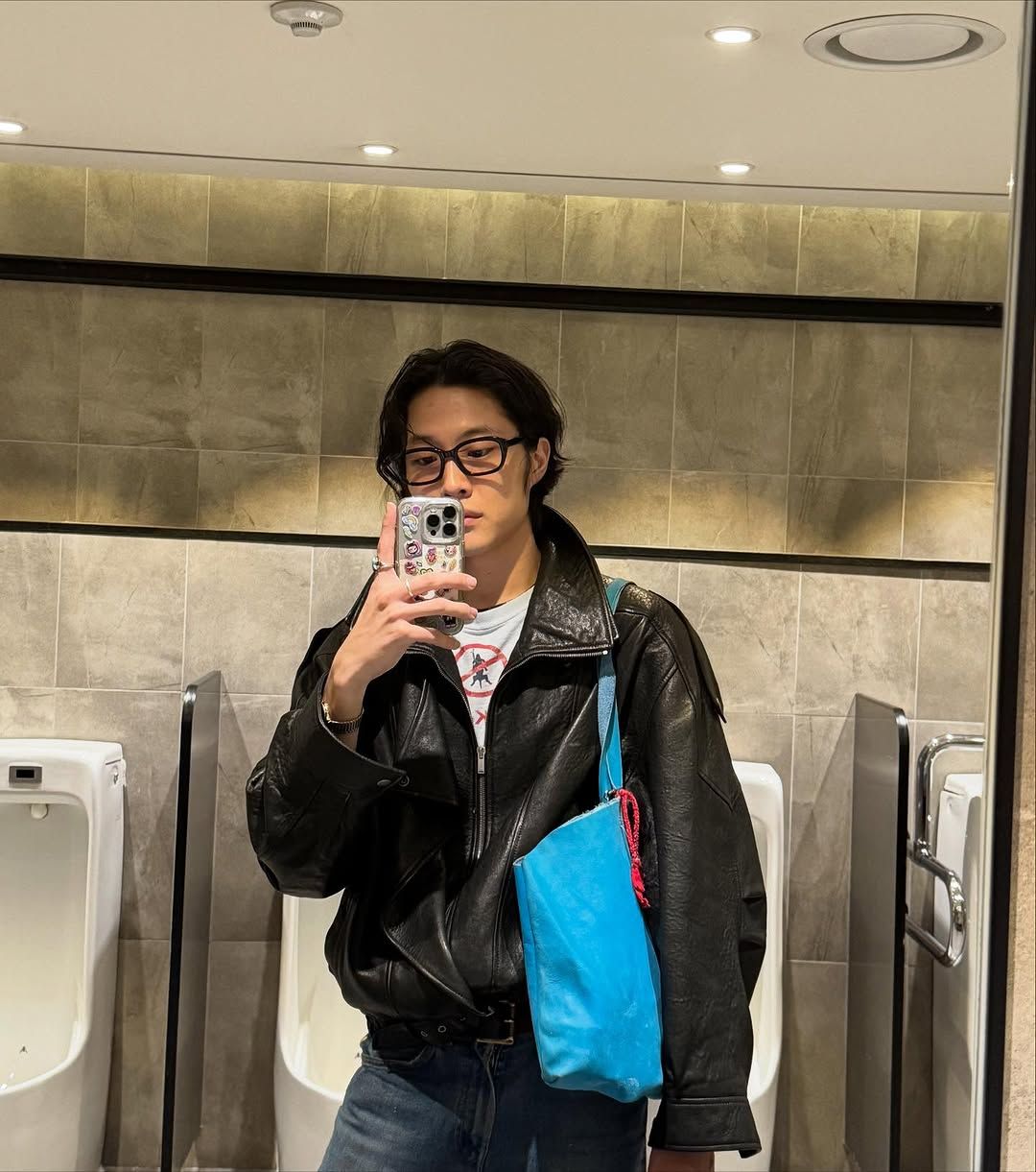 숄더백을 적재적소에 매치하는 이종원 / 이미지 출처: 인스타그램 @wonjong_