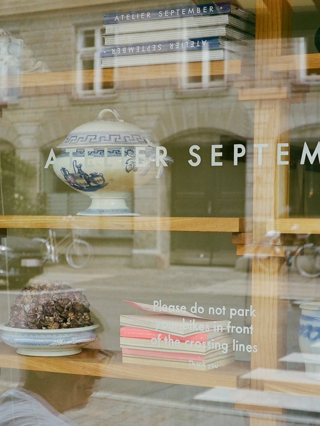 빈티지 가구와 미니멀한 플레이팅이 조화로운 Atelier September / 이미지 출처: @audocph