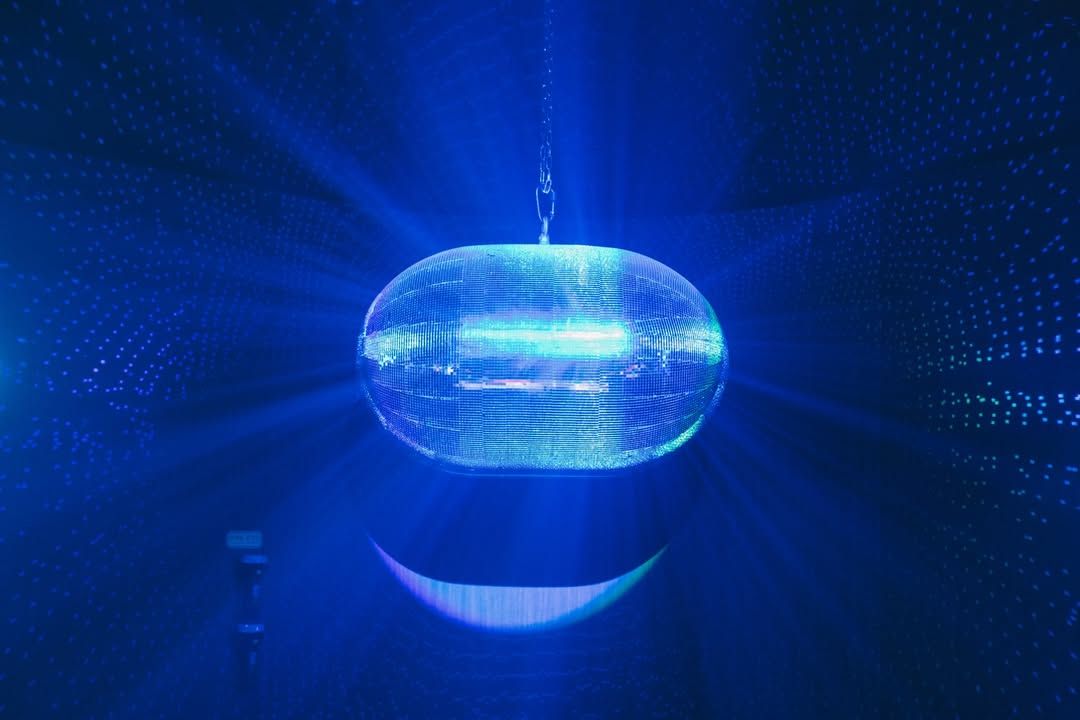 소프의 상징적인 파란 조명과 미러볼 / 이미지 출처: Soap Seoul