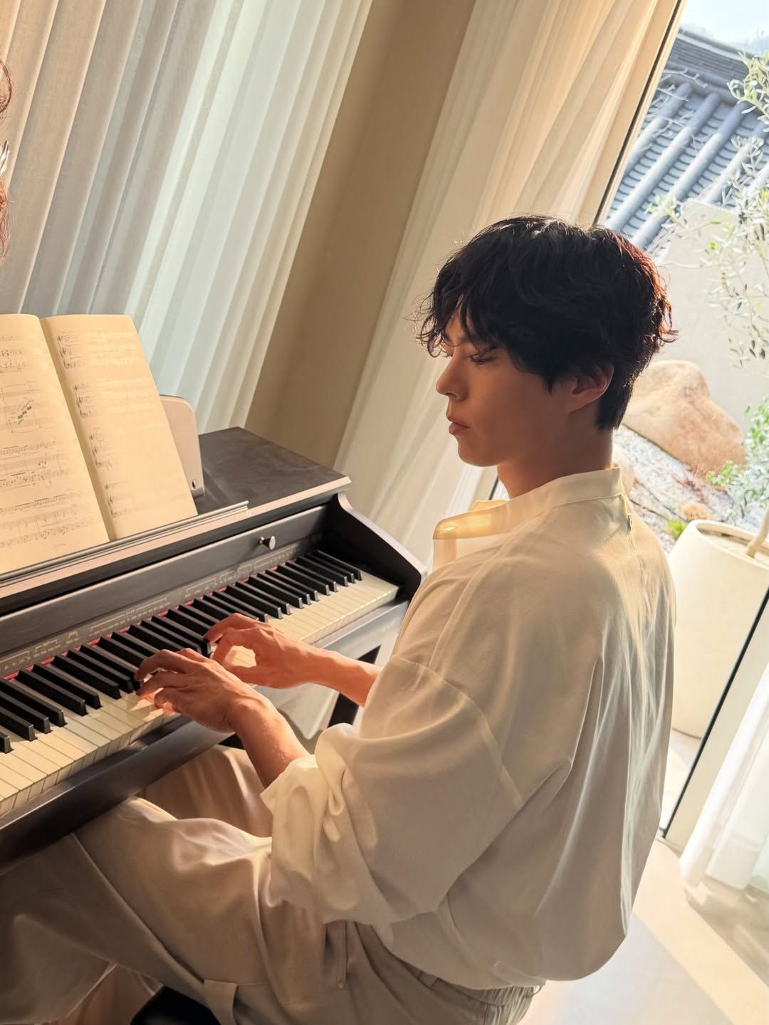 웜톤 컬러 헤어가 잘 어울리는 박보검의 모습. / 이미지 출처: 인스타그램 @bogummy