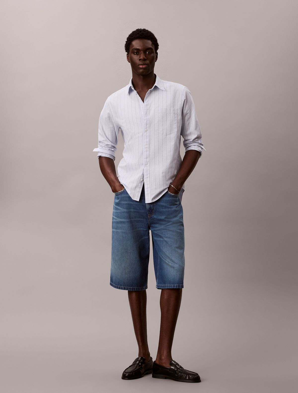 무릎 근처까지 내려오는 버뮤다 팬츠 스타일의 캘빌크라인 워시드 데님 롱 쇼츠 / 이미지 출처: 캘빈클라인