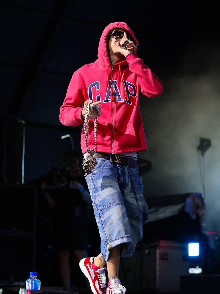 래퍼 센트럴씨가 코첼라 페스티벌에서 갭의 'CAP' 후디와 데님을 착용한 모습. 갭은 코첼라 협업 컬렉션도 함께 선보였다. / 이미지 출처: 인스타그램 @gap @centralcee